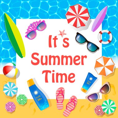 Metin, onun yaz saati ve malzeme ile plaj üstten görünüm sahilde - top, deniz yıldızı, sörf tahtası, kum, Güneş kremi, güneş gözlüğü, plaj şemsiyesi güneşli yaz günde izler. Aile tatilleri