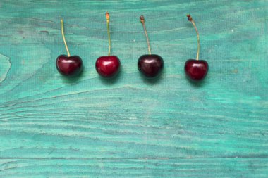 Kiraz. Tropikal arka plan. Yeşil zemin üzerine kiraz.