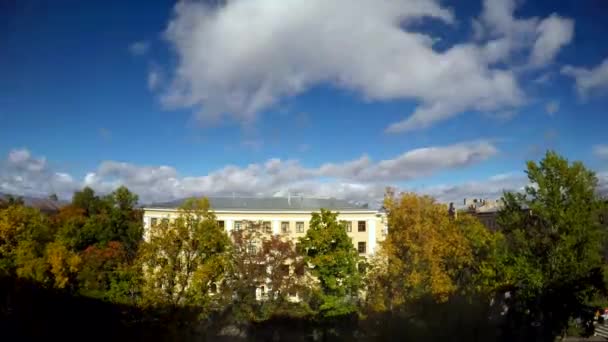 Wolken Vliegen Daken Van Huizen Timelipse — Stockvideo