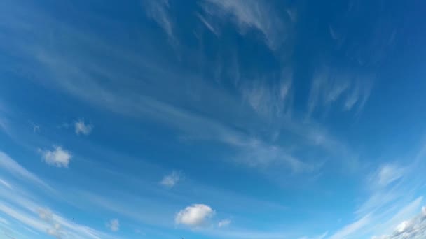 Mavi Gökyüzünde Bulutlar Hızla Uçan Zaman Atlamalı — Stok video