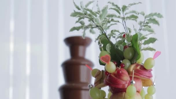 自助餐桌上有水果 果汁和巧克力喷泉 为客人准备婚礼和欢迎 — 图库视频影像