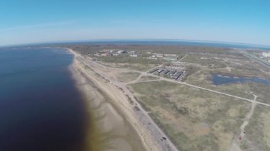 Rusya. Saint-Petersburg. Kronshtadt. Güney Sahili, Kotlin erken baharda. Finlandiya Körfezi. Havadan çekim video.