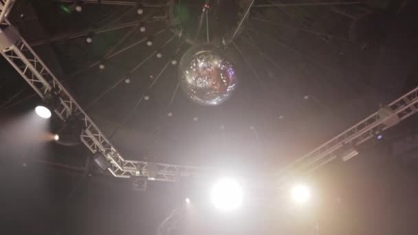 Spegel Discokula Festen Roterar Reflekterande Ljusstrålar Från Strålkastarna — Stockvideo