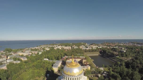 Russland Saint Petersburg Kronshtadt Marinekathedrale Marinekathedrale Kronstadt Mit Vogelflughöhe — Stockvideo