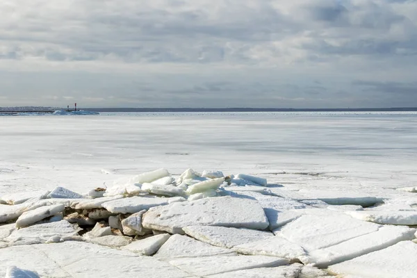 芬兰湾的海峡, 被冰锁链。冰腐殖质. — 图库照片