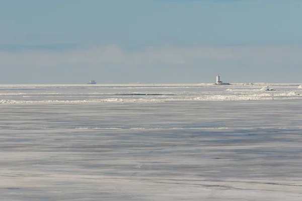 Faro de Tolbukhin en el Golfo de Finlandia. Humildes de hielo . — Foto de Stock