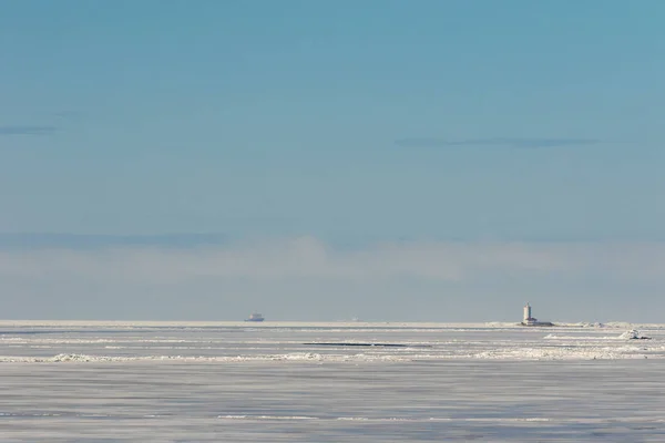 芬兰海湾的托布欣灯塔。冰腐殖质. — 图库照片