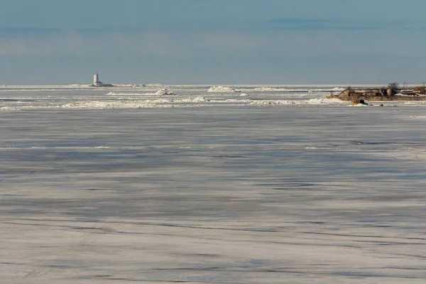 托布欣灯塔在芬兰湾和海礁堡。冰腐殖质. — 图库照片