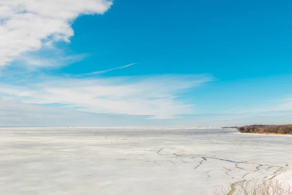 克朗施塔特芬兰海湾的托布欣灯塔。冰腐殖质. — 图库照片
