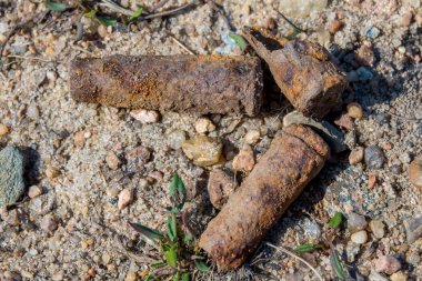 Kronstadt eski atış poligonunun topraklarında kumeski paslı hafif makineli tüfek mermileri.