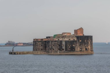 Kronstadt güney kıyısında Tarihi Fort Alexander 1 Veba.