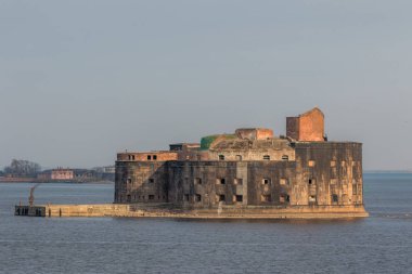 Kronstadt güney kıyısında Tarihi Fort Alexander 1 Veba.