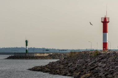 Fort Constantine yakınlarındaki baraj üzerinde hizalama işaretleri fairway Kronstadt.