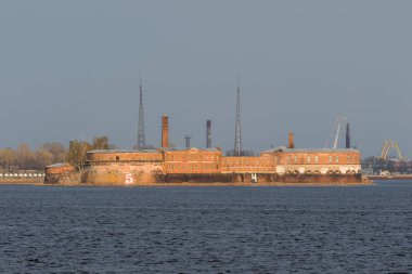 Kronstadt güney kıyısında Tarihi Fort İmparator 1, karayolu ile adaya bağlı.