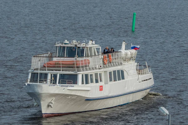 Ausflugsschiff Alexander Skripnik führt zu den Festungen von Kronstadt. — Stockfoto