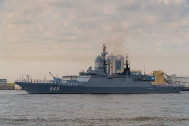 Askeri Corvette Donanma günü kutlama sırasında Kronstadt boyunca çalışır. 28 Temmuz 2019.