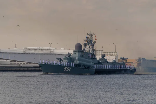 Небольшой ракетный корабль пролегает по Кронштадту во время празднования Дня ВМФ. 28 июля 2019 года . — стоковое фото