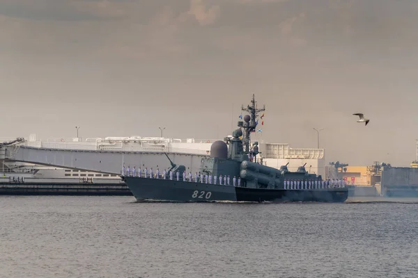 Un pequeño cohete navega a lo largo de Kronstadt durante la celebración del Día de la Marina. 28 julio 2019 . —  Fotos de Stock