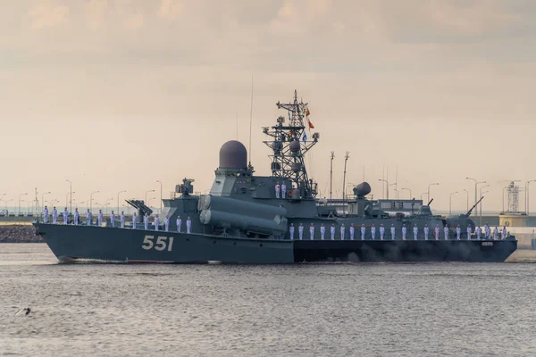 Un pequeño cohete navega a lo largo de Kronstadt durante la celebración del Día de la Marina. 28 julio 2019 . — Foto de Stock