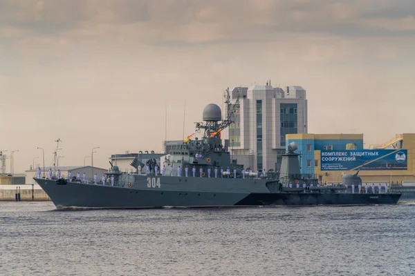 A haditengerészet ünnepe idején kis tengeralattjáró-elhárító hajó fut végig Kronstadtban. 28 július 2019. — Stock Fotó
