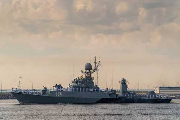 Pequeño buque antisubmarino corre a lo largo de Kronstadt durante la celebración del Día de la Marina. 28 julio 2019 . —  Fotos de Stock