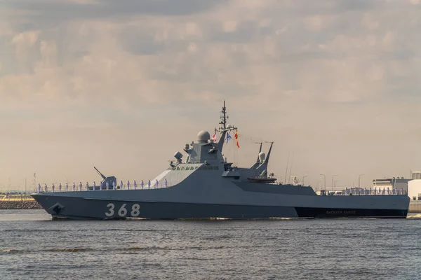 Yeni devriye gemisi, Donanma günü kutlama sırasında Kronstadt boyunca geçer. 28 Temmuz 2019. — Stok fotoğraf