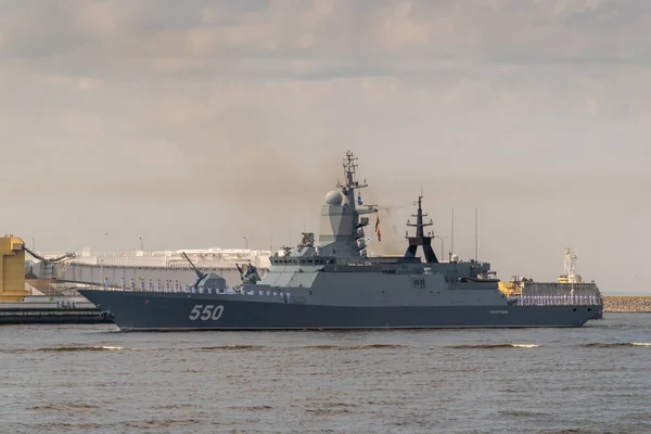 Військовий корвет проходить уздовж Кронштадта під час святкування дня військово-морського флоту. 28 липня 2019. — стокове фото