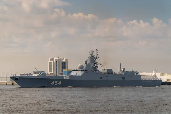 A fragata militar corre ao longo de Kronstadt durante a celebração do Dia da Marinha. 28 Julho 2019 . — Fotografia de Stock