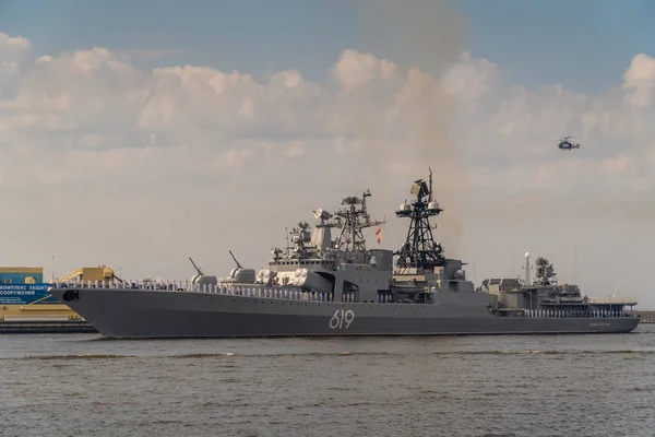 Velká Protiponorková loď Severomorsk jezdí po Kronstadtu během oslav dne námořnictva. 28. červenec 2019. — Stock fotografie