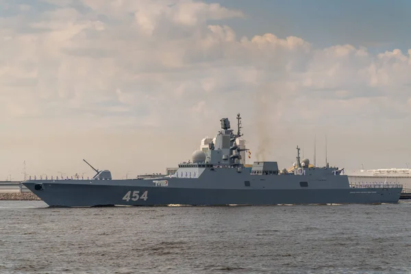 Fregata wojskowa biegnie wzdłuż Kronstadt podczas obchodów dnia marynarki wojennej. 28 lipca 2019. — Zdjęcie stockowe