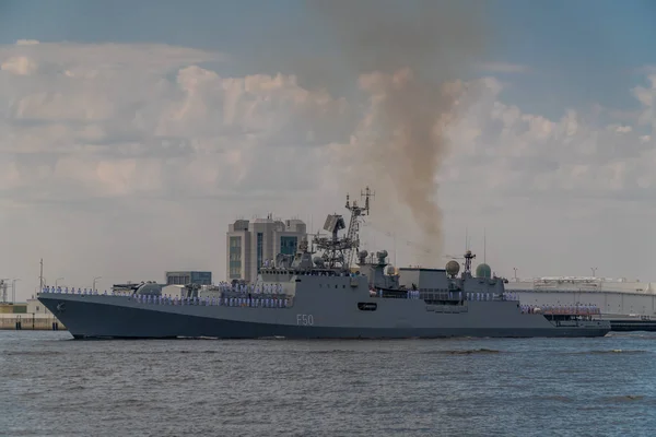 A haditengerészetnél a haditengerészet napja alkalmából átmegy a kínai haditengerészet rombere. 28 július 2019. — Stock Fotó