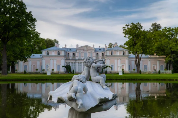 Museum Chinese Palace, een sculptuur van een Triton in een Chinese vijver in de zomer. — Stockfoto