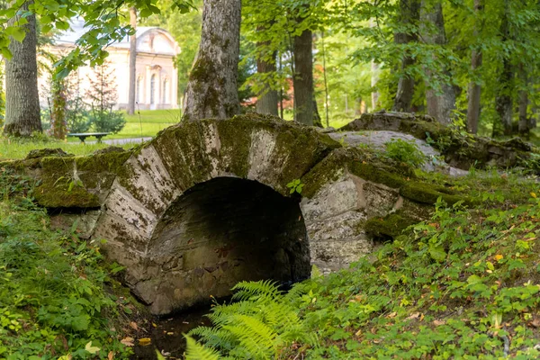 오라니엔바움 로모노소프 공원의 도랑 을 가로지르는 그림 같은 역사적인 다리. — 스톡 사진
