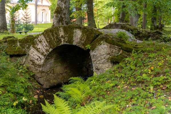 Pittoreske historische brug over de sloot in Oranienbaum Lomonosov Park. — Stockfoto