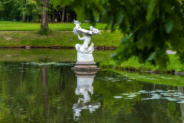 박물관 중국 궁전, 여름에 중국 연못에 트리톤의 조각. — 스톡 사진
