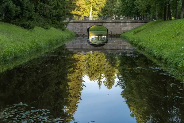 Ponte histórica de pedra sobre o canal no Parque Oranienbaum Lomonosov . — Fotografia de Stock