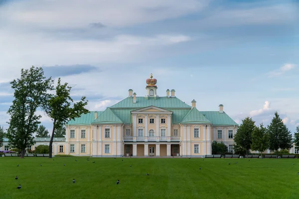 Palácio Grande Menshikov em Oranienbaum Lomonosov Park — Fotografia de Stock