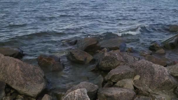 Na přehradě Finského zálivu na žulových kamenech stříkající vlny. — Stock video