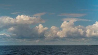 Finlandiya Körfezi üzerinde mavi gökyüzünde timelapse uçan bulutlar.