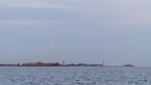 Timelapse. Os navios a vapor navegam rapidamente no Golfo da Finlândia contra os fortes de Kronstadt . — Vídeo de Stock