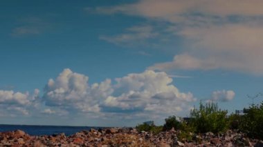 Rusya. Kronshtadt. Finlandiya Körfezi üzerinde mavi gökyüzünde timelapse uçan bulutlar.
