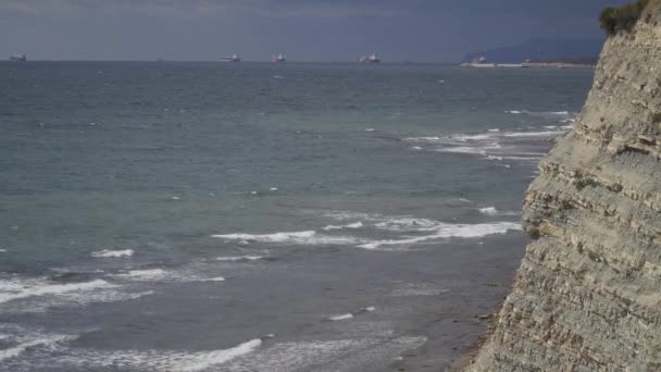 Utsikt över Svarta havet från höjden av klippan vid Cape Tolstoy i Gelendzhik. — Stockvideo
