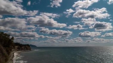Karadeniz manzarası ve Gelendzhik 'teki Tolstoy Burnu' ndaki uçurumun tepesinden bulutlar. Zaman Uygulaması.