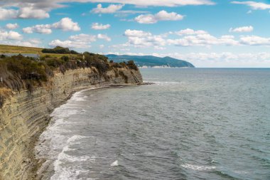 Gelendzhik 'in dik kıyılarından Karadeniz manzarası.