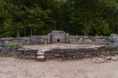 Gelendzhik ilçesi, Zhane nehri vadisinde antik dolmenleri..