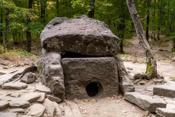 Gelendzhik distrito, dólmens antigos no vale do rio Zhane . — Fotografia de Stock