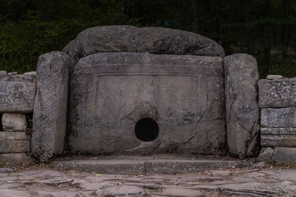 Gelendzhik distrito, dólmens antigos no vale do rio Zhane . — Fotografia de Stock