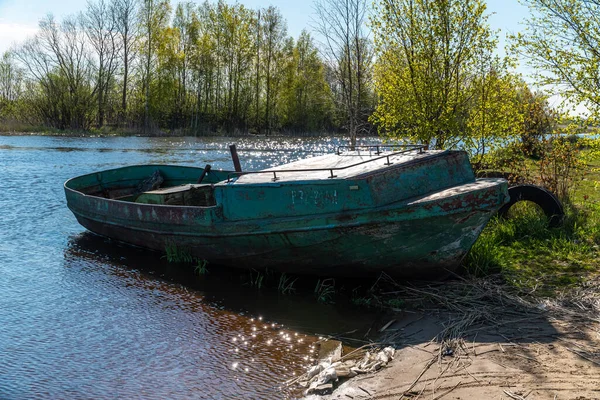 Old fishing boat in the early morning on the shore of the Bayou of lake Ladoga near the city of New Ladoga. — Stock Photo, Image