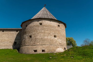 - Rusya. Leningrad bölgesi. Volkhovsky bölgesindeki Staraya Ladoga köyündeki tarihi Ladoga kalesi..