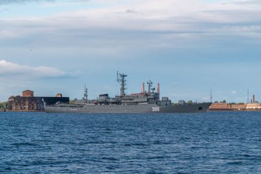 - Rusya. Kronshtadt. Smolny eğitim gemisi Fort Alexander 1 ve Peter 1 yakınlarında demirli..